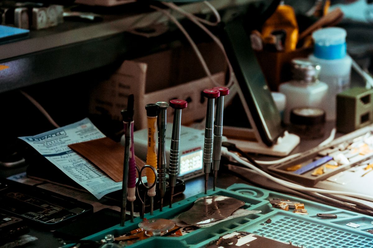 Banco equipado para diagnóstico y reparación de circuitos electrónicos