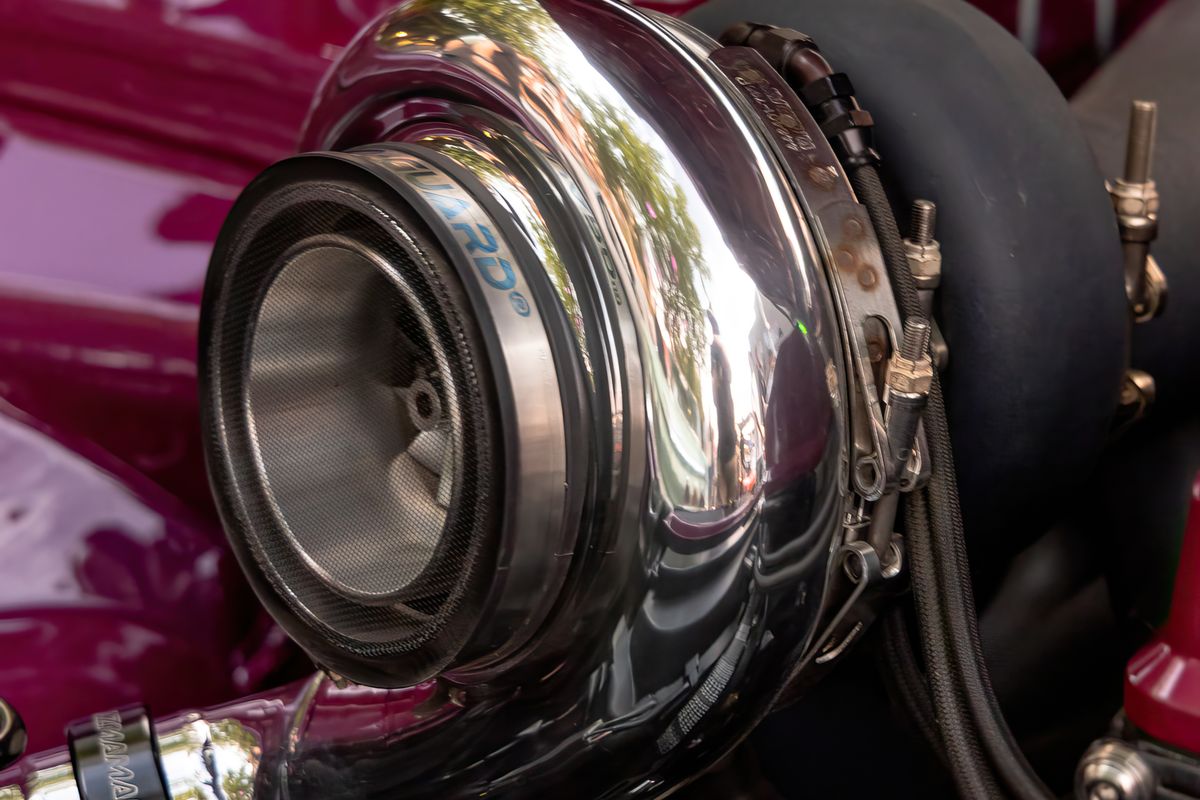 Turboalimentador instalado en el compartimiento del motor