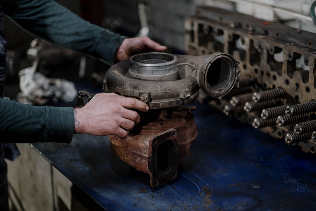 Técnico reparando un turboalimentador en taller